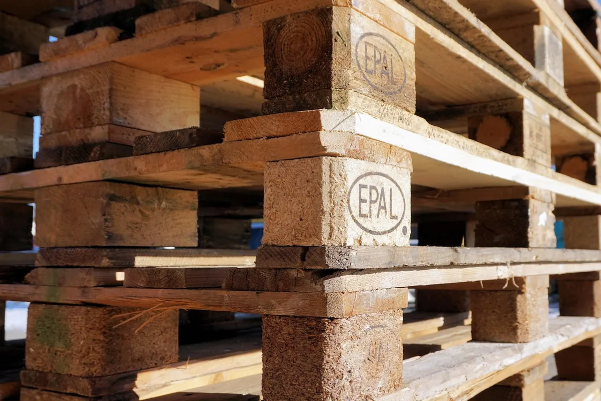 DIY Pallet Outdoor Sofa for Small Balconies: Step-by-Step Plans